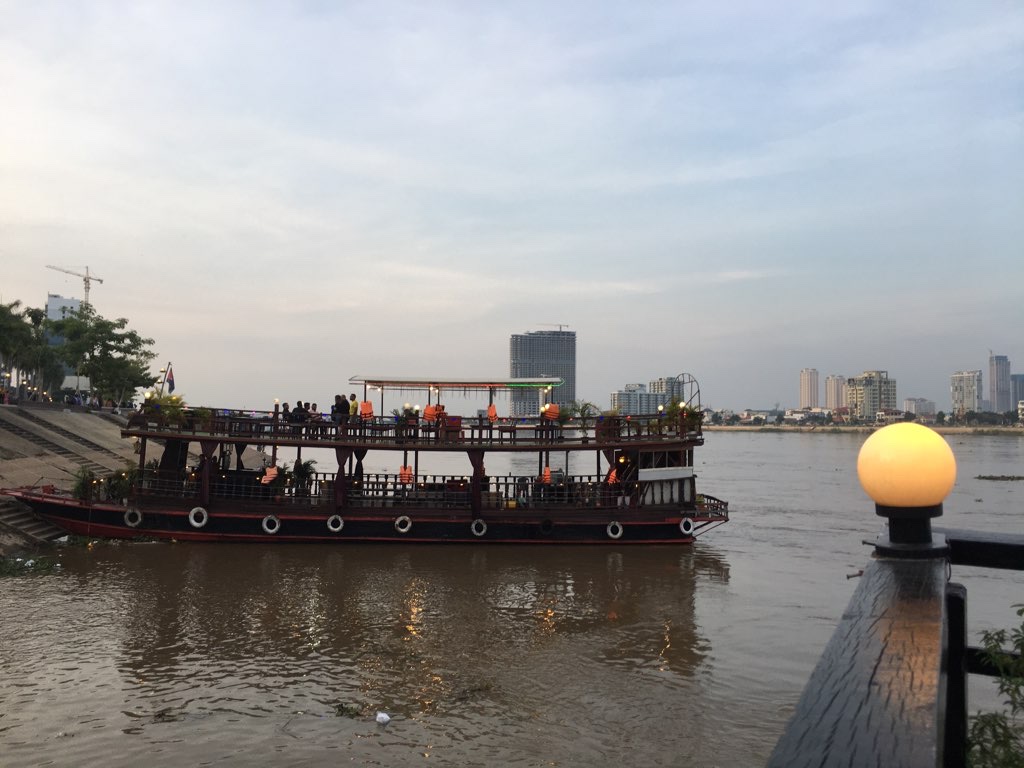 Phnom Penh cruise and walk